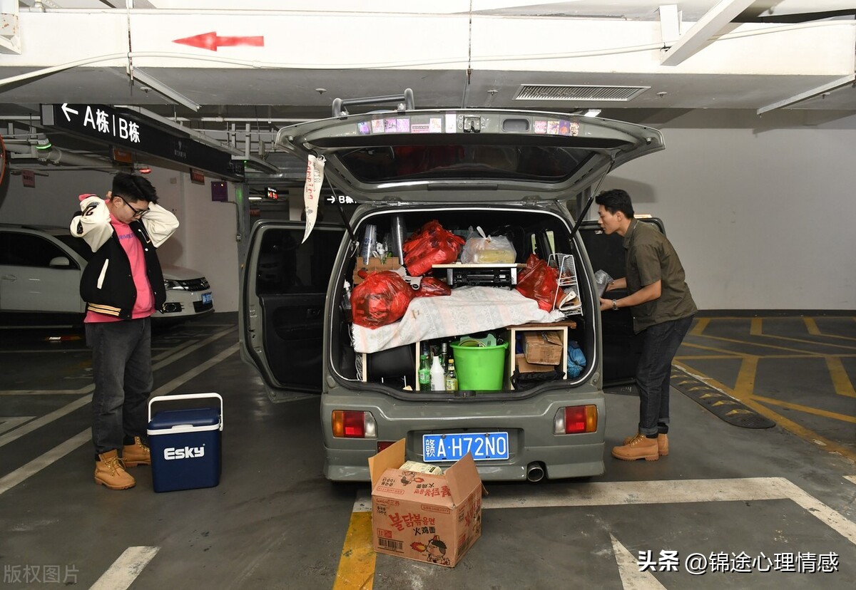 投入3万元钱，我和小伙伴弄了个移动小酒摊，现在每个月收入6万元