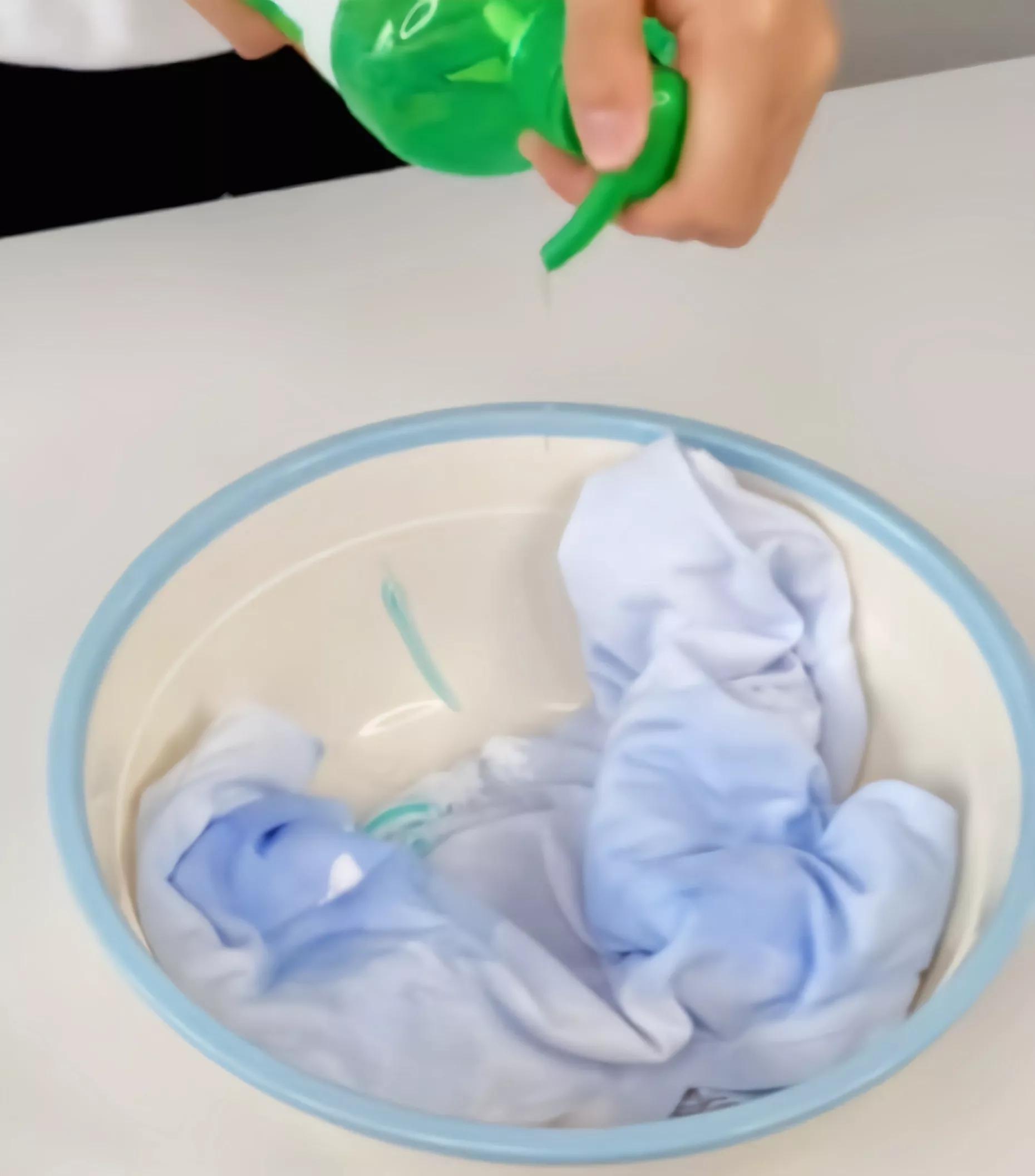 滴露消毒液把白色衣服染色怎么办,白色衣服和黑色一起染色了怎么办