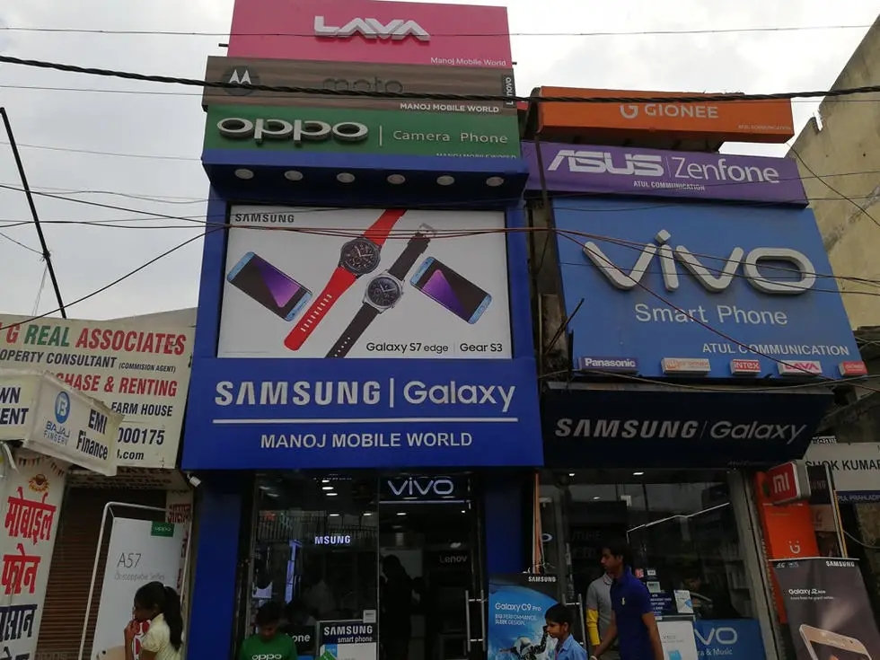 印度街头中国手机店,印度打工买苹果手机
