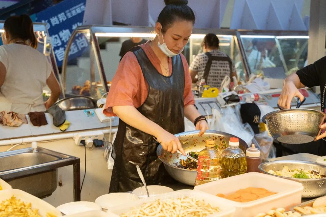 红河州有个“凉菜西施”，4㎡的小摊火了15年，一个月能卖10吨菜