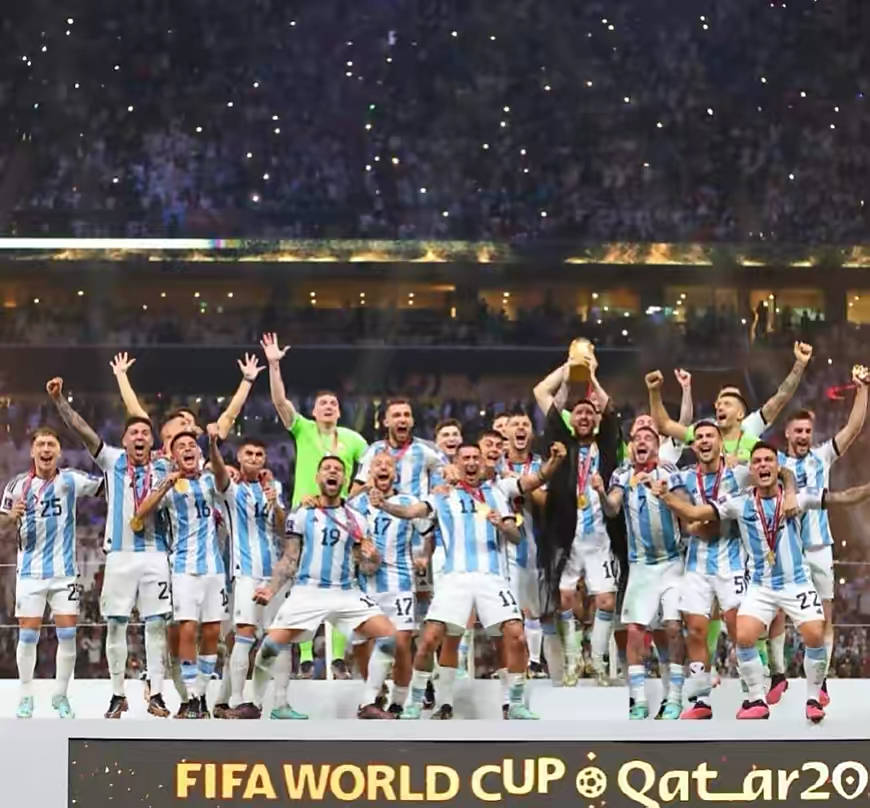 梅西捧杯穿黑袍寓意,梅西世界杯夺冠后穿的黑纱衣服