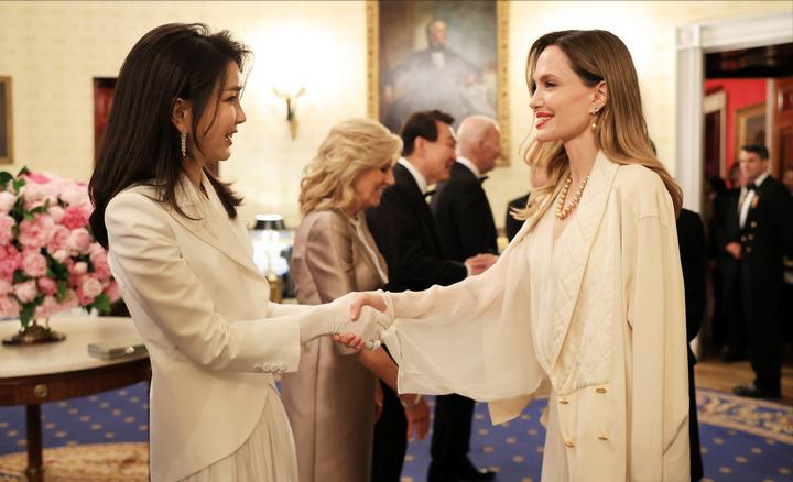 韩国最美“第一夫人”，穿搭“穿松不穿紧”，不露身材却显优雅