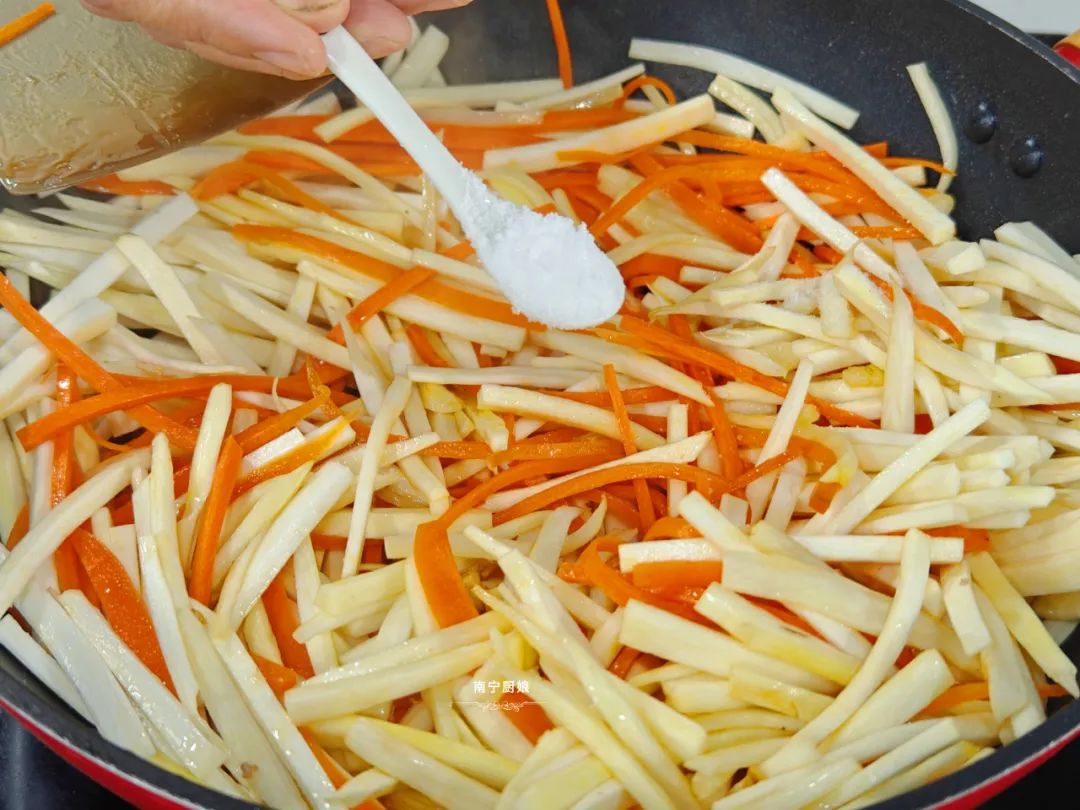 茭白除了和肉以外还和什么炒好吃,茭白炒五花肉茭白需不需要烫一下