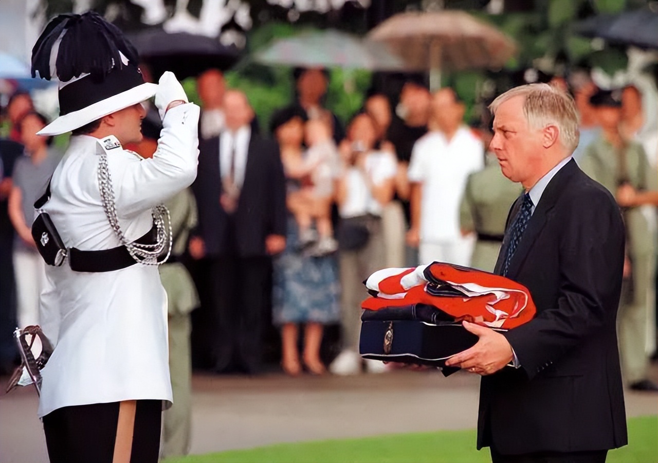 1997年香港回归场景如何，彭定康无法言喻，港督女儿哭到难以自已