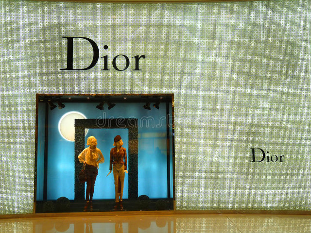 为什么啥都不懂的人喜欢穿名牌,爱穿打折名牌的人