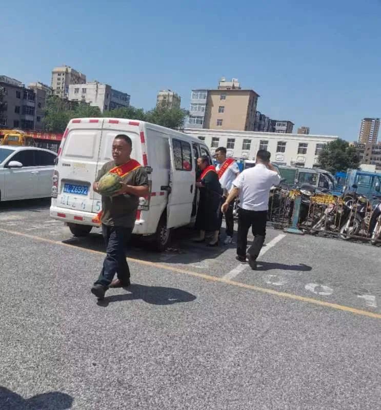 庆“八一”拥军拥警送清凉（慰问奋战在“百日行动”的一线通警察