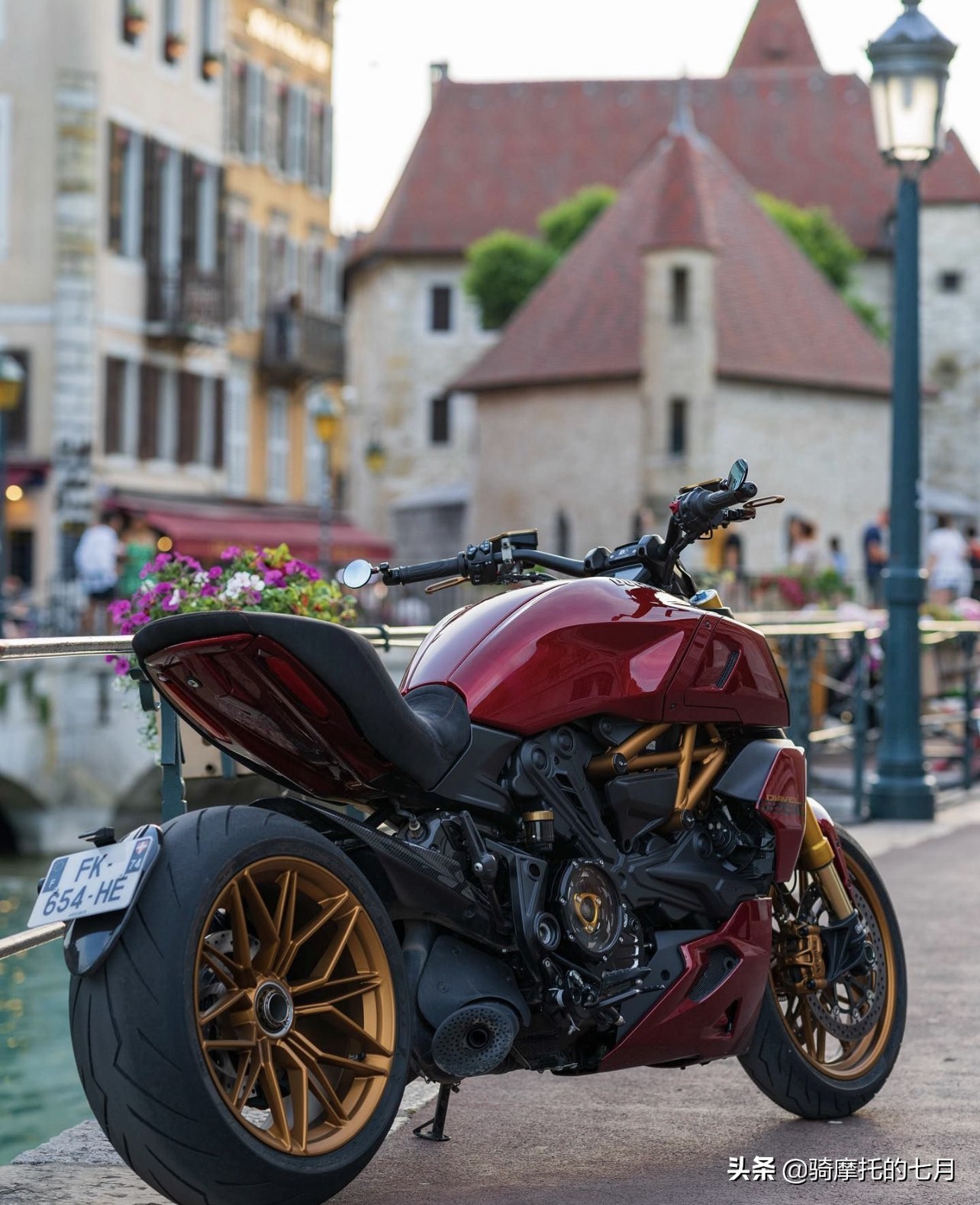 冬天骑杜卡迪是一种什么样的体验,路上偶遇杜卡迪红色大魔鬼