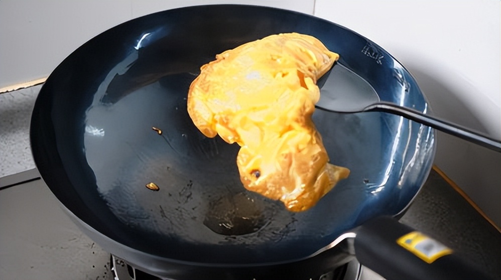 不粘锅涂层轻微刮出条印有毒吗,不粘锅涂层危害视频