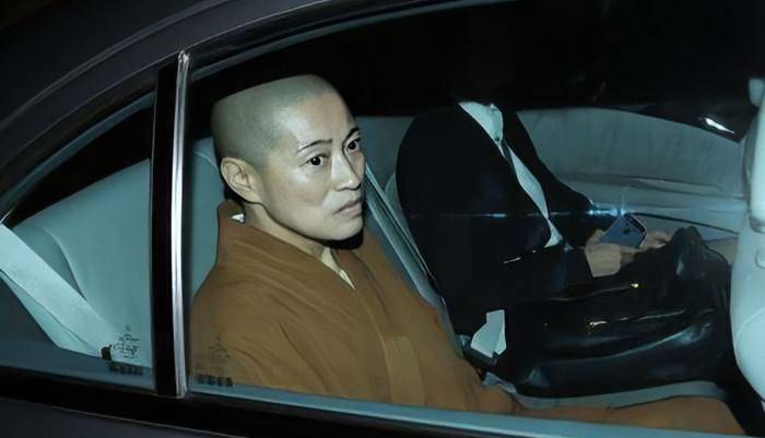 女住持白天拜佛晚上偷和尚，穿*袜丝**戴假发，开百万豪车住千万别墅