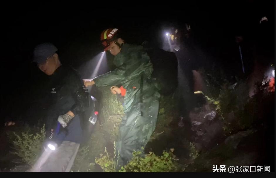 驴友被困4800米深山消防紧急救援,紧急救援5名驴友零下10度被困深山