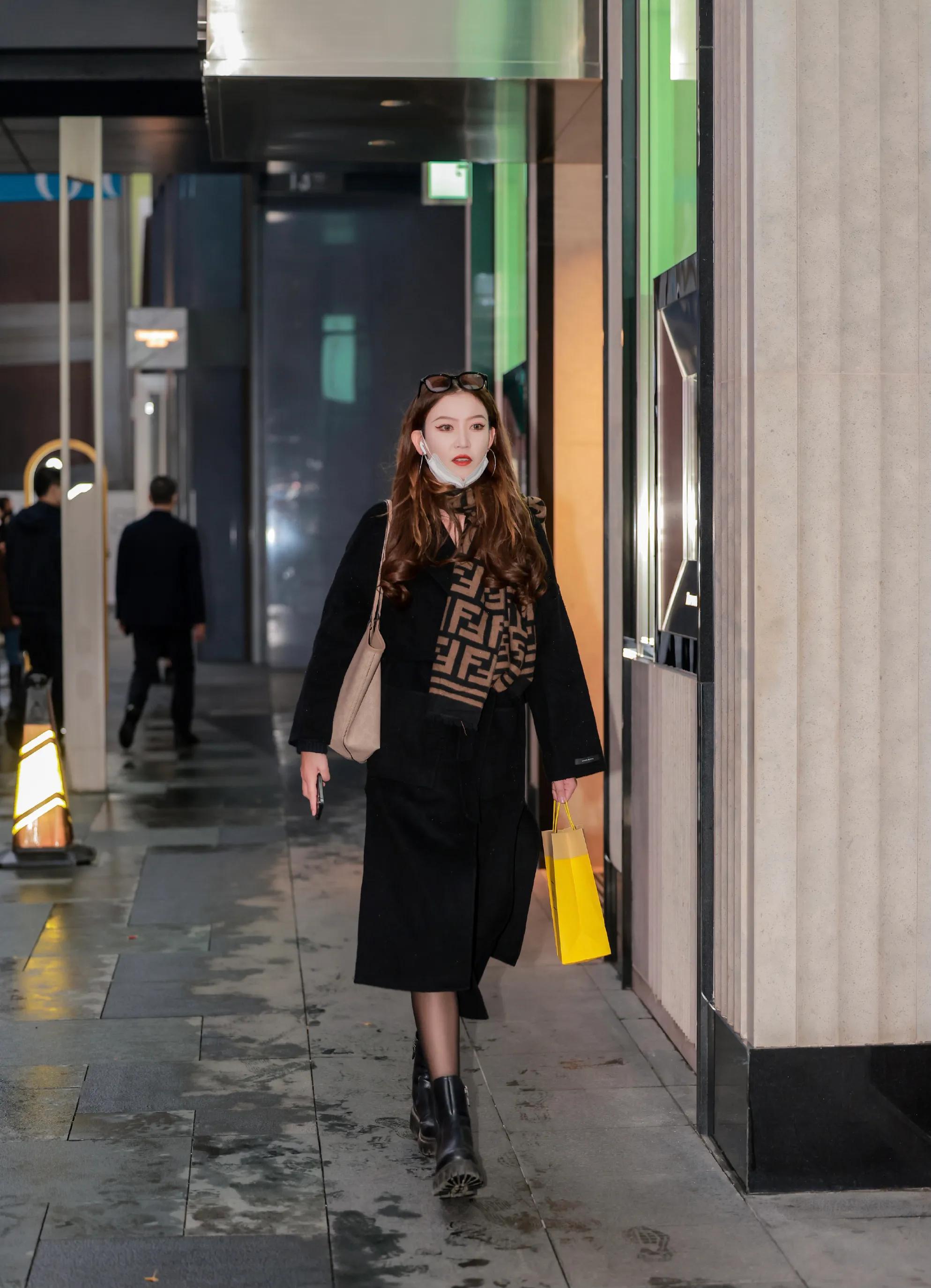 看街拍穿搭推荐,fendi围巾搭配lv