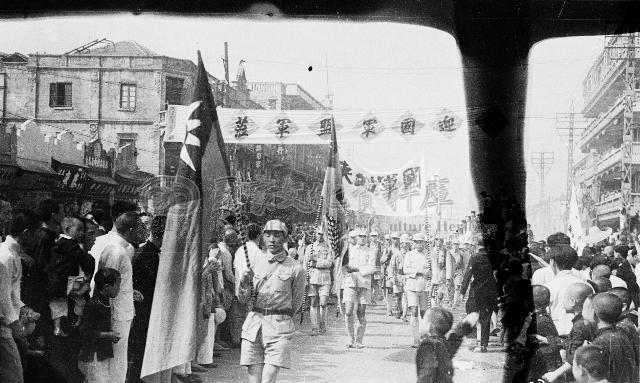 变态的纳粹德国，*光脱**犹太人女人衣服，集体*杀屠**!2