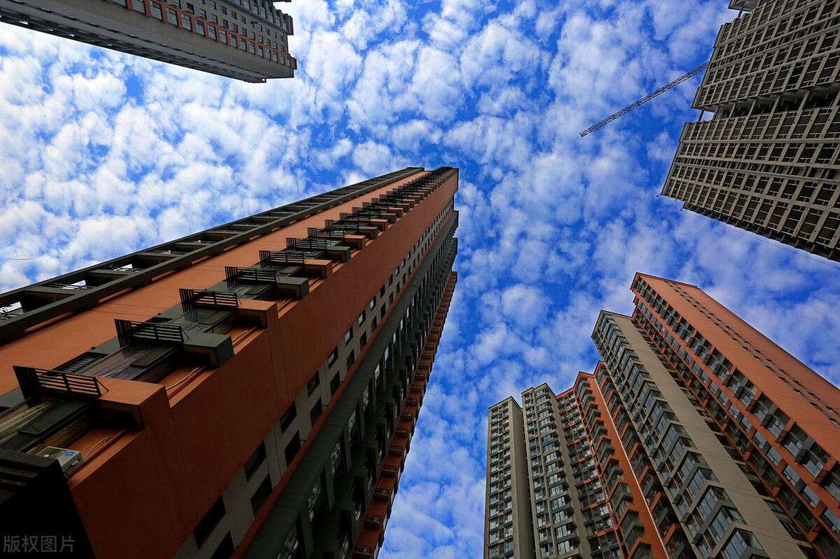 买房的房贷每个月利息比本金都高,房贷利息是房子的多少