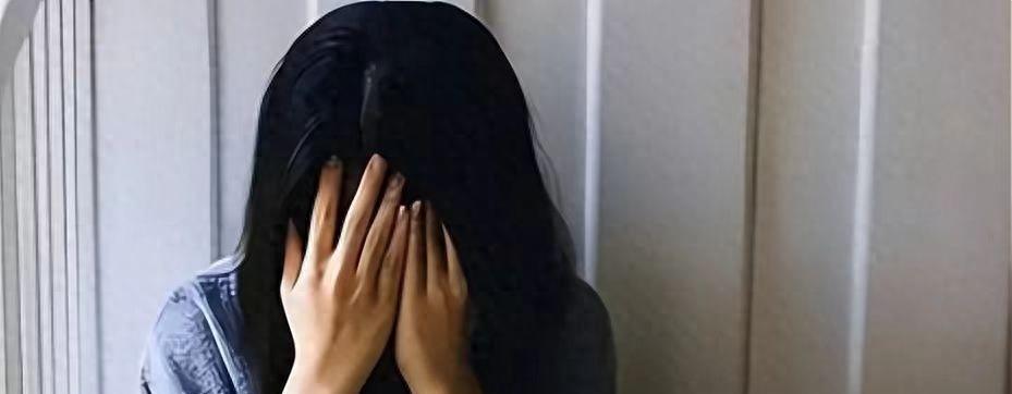 丑闻曝光:7名美女被骗与“阴犬”发生关系,被骗300万