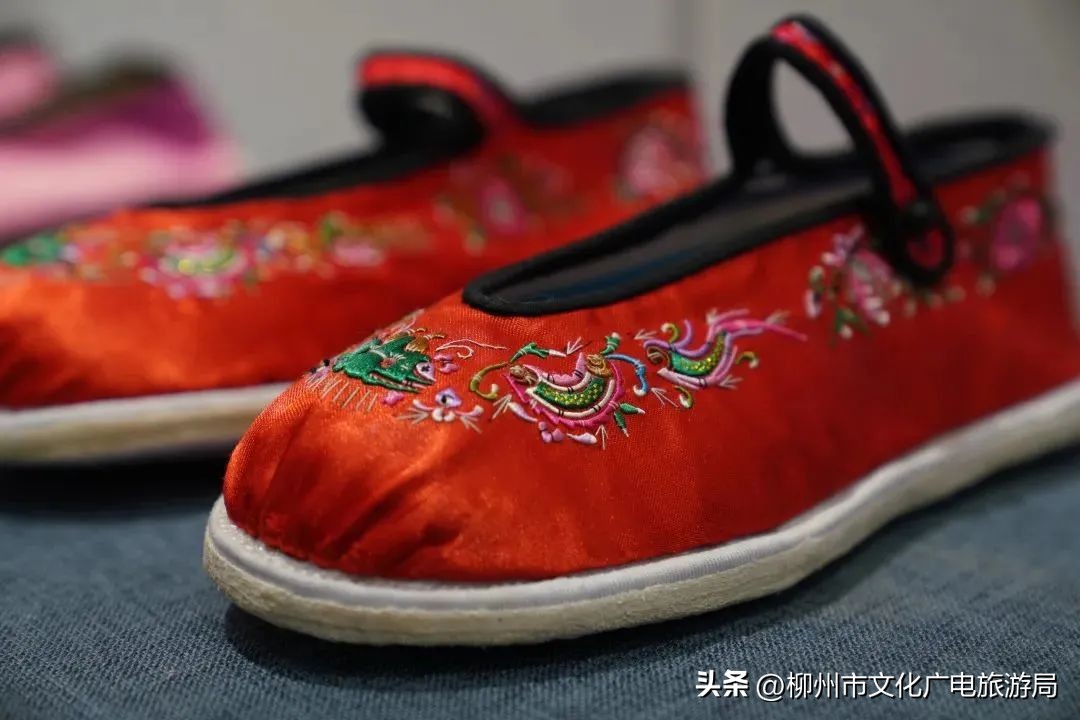 “巧手织就彩衣裳”市群艺馆馆藏少数民族服饰之“霓裳羽衣”，邀你云观展