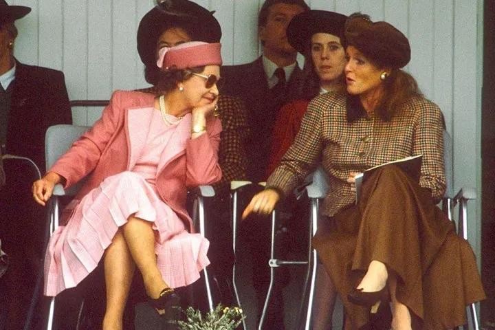 女王前儿媳：因沙滩艳照被逼离婚，利用王室敛财，手段比梅根高明