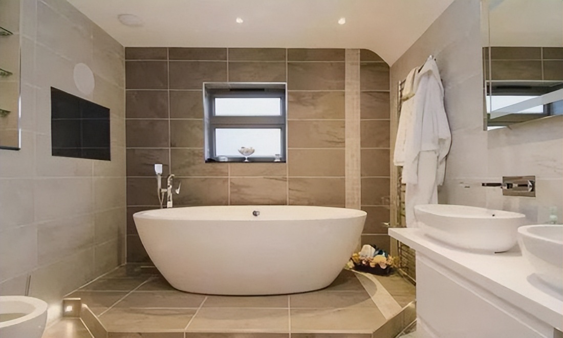 卫生间会漏水到楼下怎么补救,卫生间往楼下漏水找谁维修