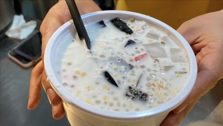 假期被大鱼大肉“齁”到了？快来小吃街换换口味吧