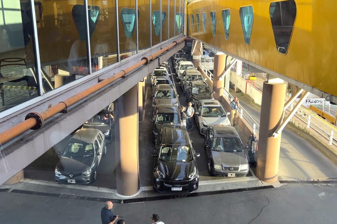 花了6000元在海上吃西餐,花了8000块钱到河里面吃一顿饭