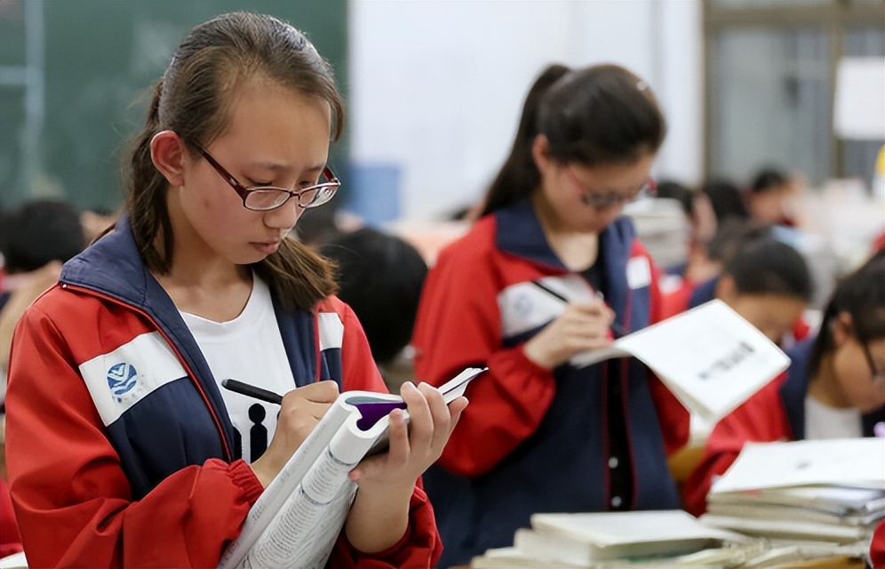 同一所大学一本和二本待遇一样吗,一本二本学生在同一学校有区别吗