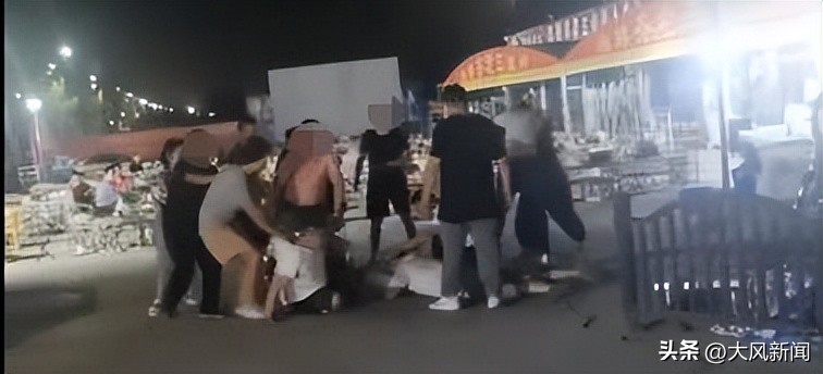 淄博一烧烤店2名男子殴打女店员,淄博警方辟谣烧烤摊打架