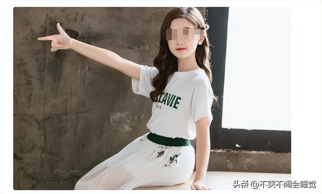 12岁女孩直播时被父亲掰腿，被迫露胸，舔嘴唇，直言：这样来钱快