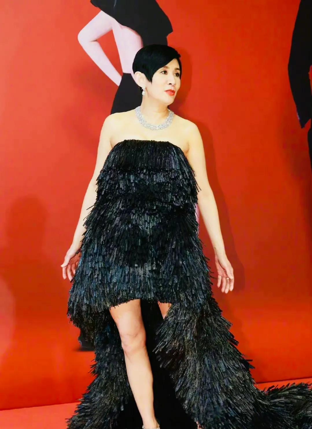 金像影后刘雅瑟获奖现场,金像红毯