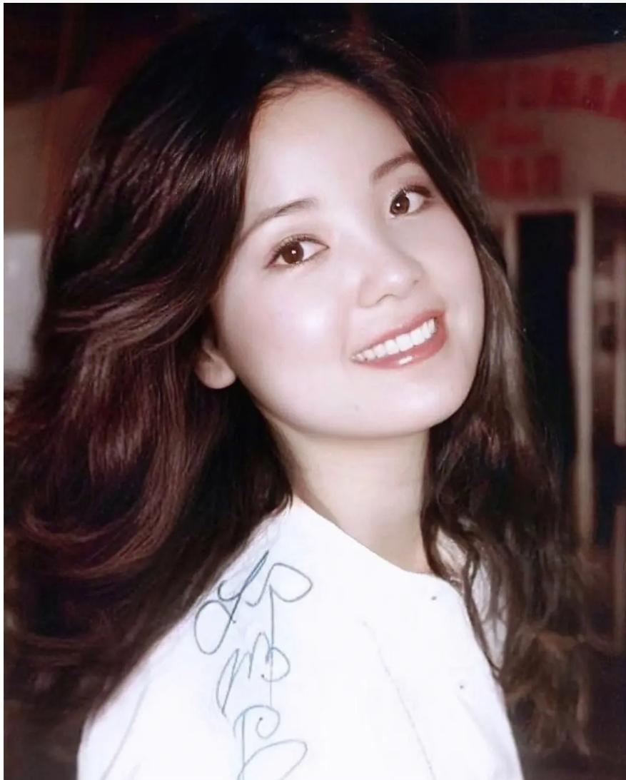 邓丽君和林青霞视频,邓丽君和林青霞海边照