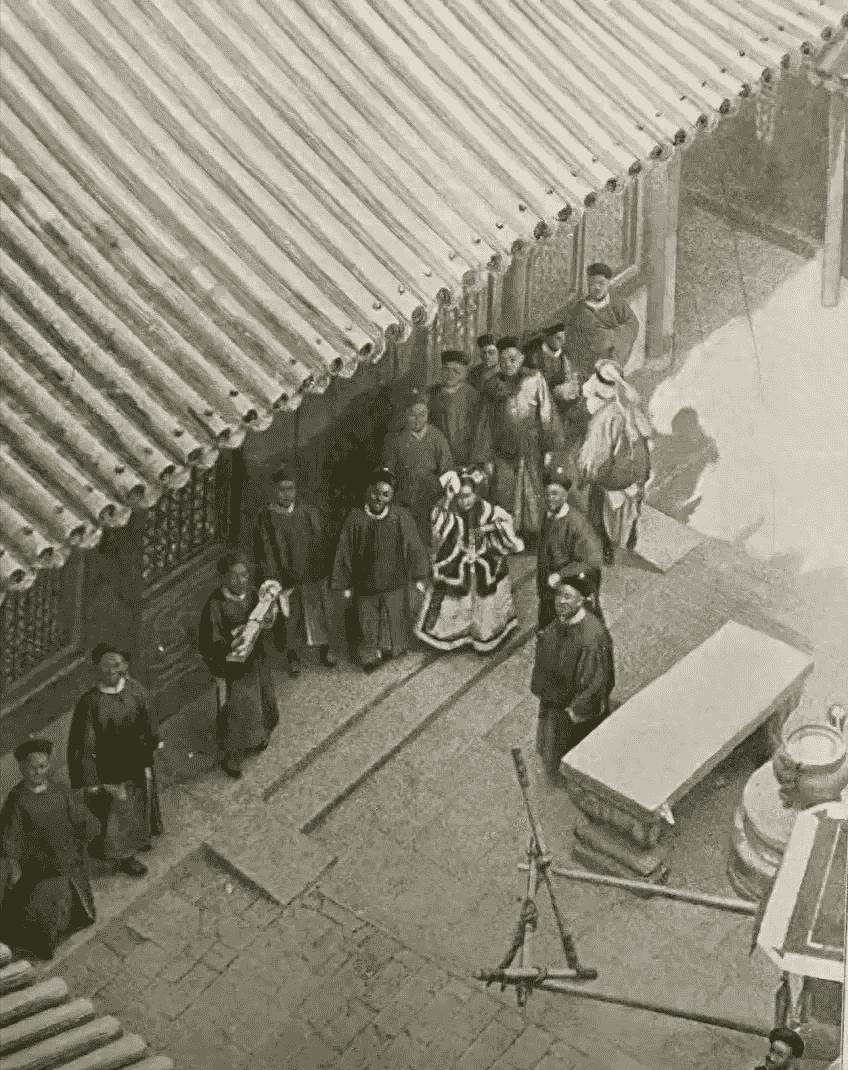 日军当着国军的面杀俘虏,日军侵华兽行