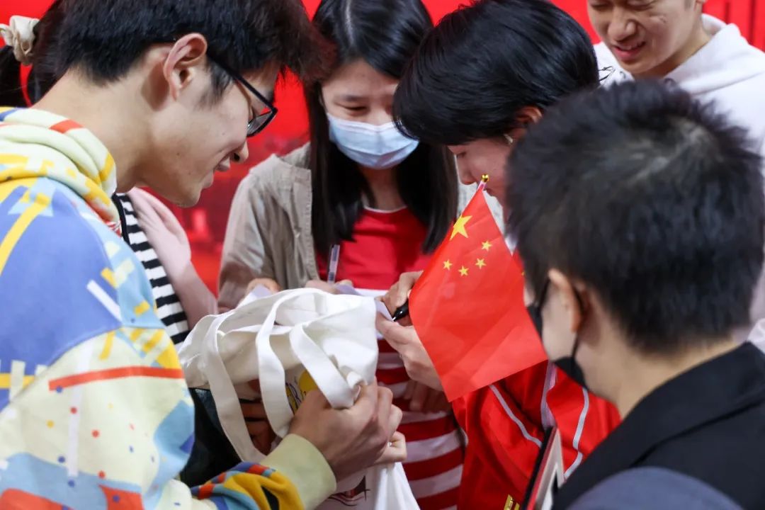 五位奥运冠军抢金牌,2021奥运冠军走进人民大会堂