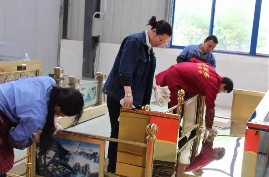 00后女孩去守墓工作,00后女孩晒守墓