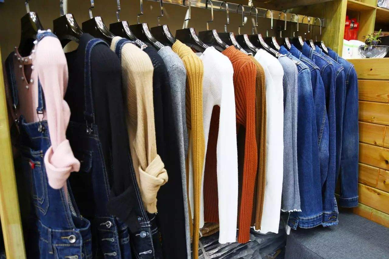 网上买衣服不合适可以退换吗,实体店买衣服为什么不能退换