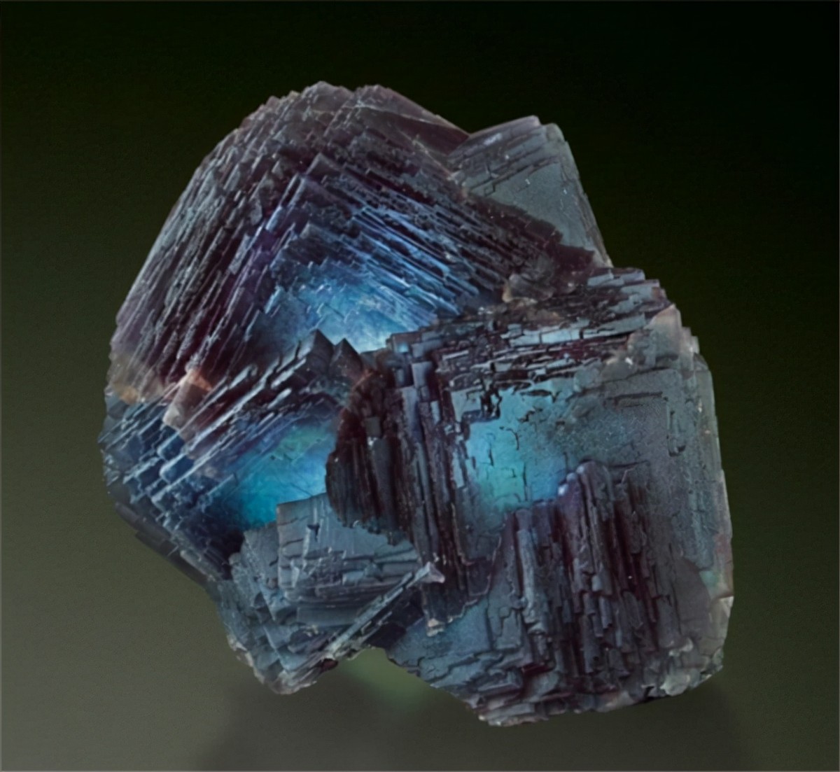 世界上最大的夜明珠怎么成路灯了,男子挖到6吨夜明珠