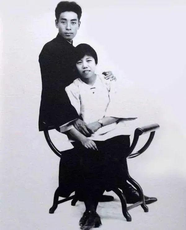 来自中央的“狗粮”:周恩来和*颖超邓**浪漫又独特的爱情