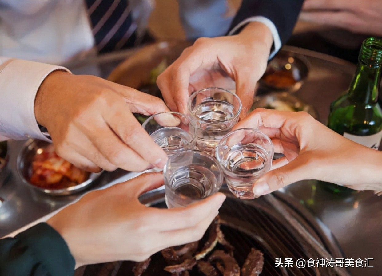 河南人喝酒招待人,河南人宴请朋友喝什么酒