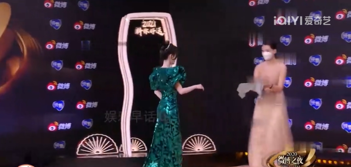 泫雅现场黑色吊带裙,女明星泫雅穿着蝴蝶吊带裙