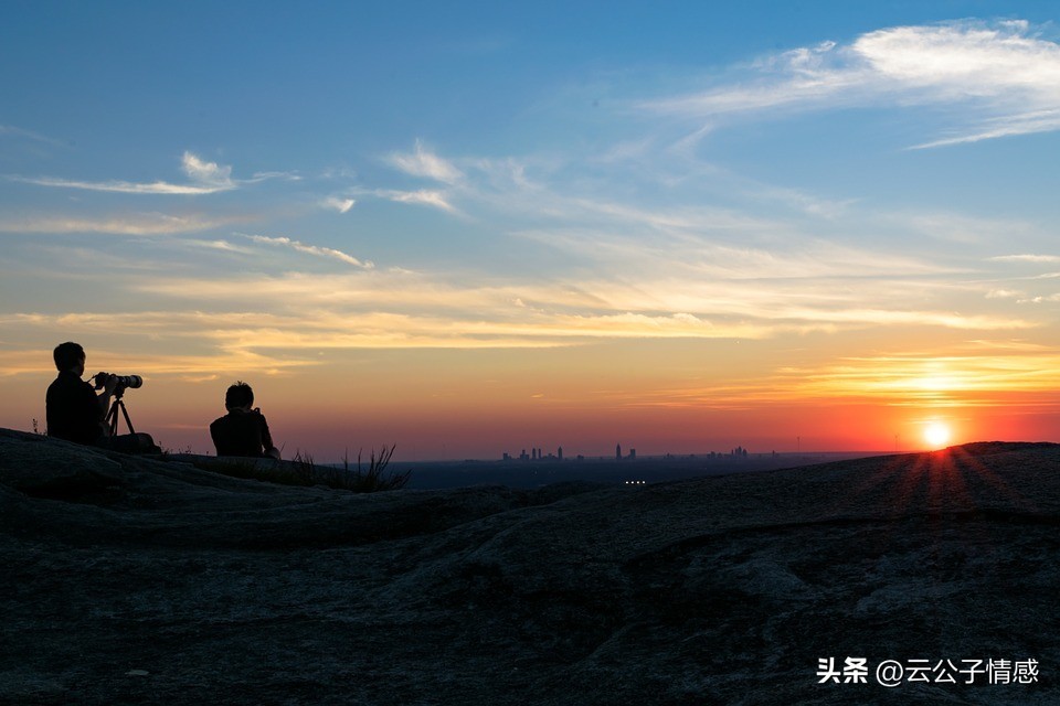 相亲对象不怎么回微信但能约出来,相亲女孩不主动联系但是能约出来