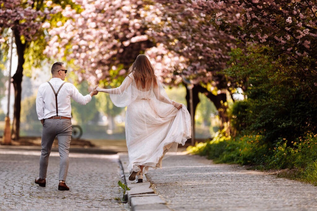 结束异地爱情长跑进入婚姻的句子,结束恋爱长跑步入婚姻的文艺句子