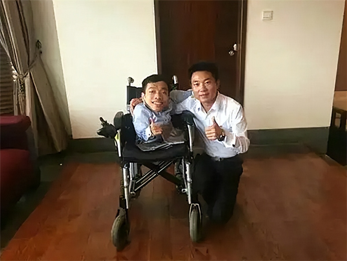 案例：袖珍总裁李创利：身高不到1米，赚3亿娶1.7米女秘书