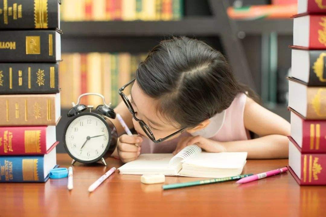 初中生写作业磨蹭怎么治,初中孩子写作业慢的原因及对策