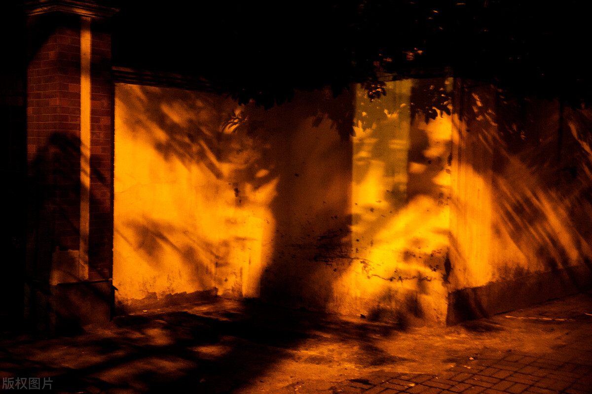 故事：醉酒丈夫卧室身亡，妻子发现慌张报警，不料调查后她却入狱