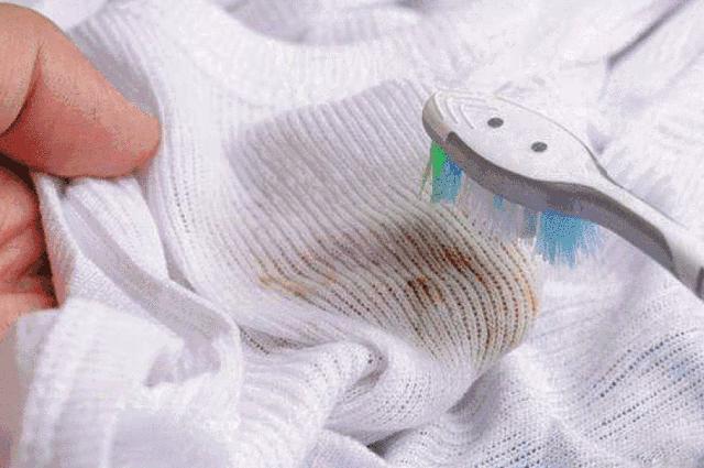 衣服上溅上油渍用什么洗,衣服上溅上油怎么洗