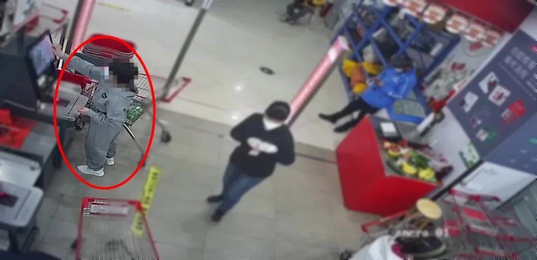 女子偷换超市条形码,偷换商品标签