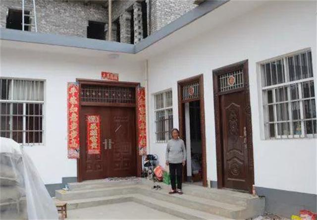 00后小伙靠捡废品养活一家4口,一男子捡垃圾养瘫痪妻子