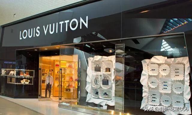 四川成都，女子买LV包成功付款64000，店家拒交货，女子非常气愤