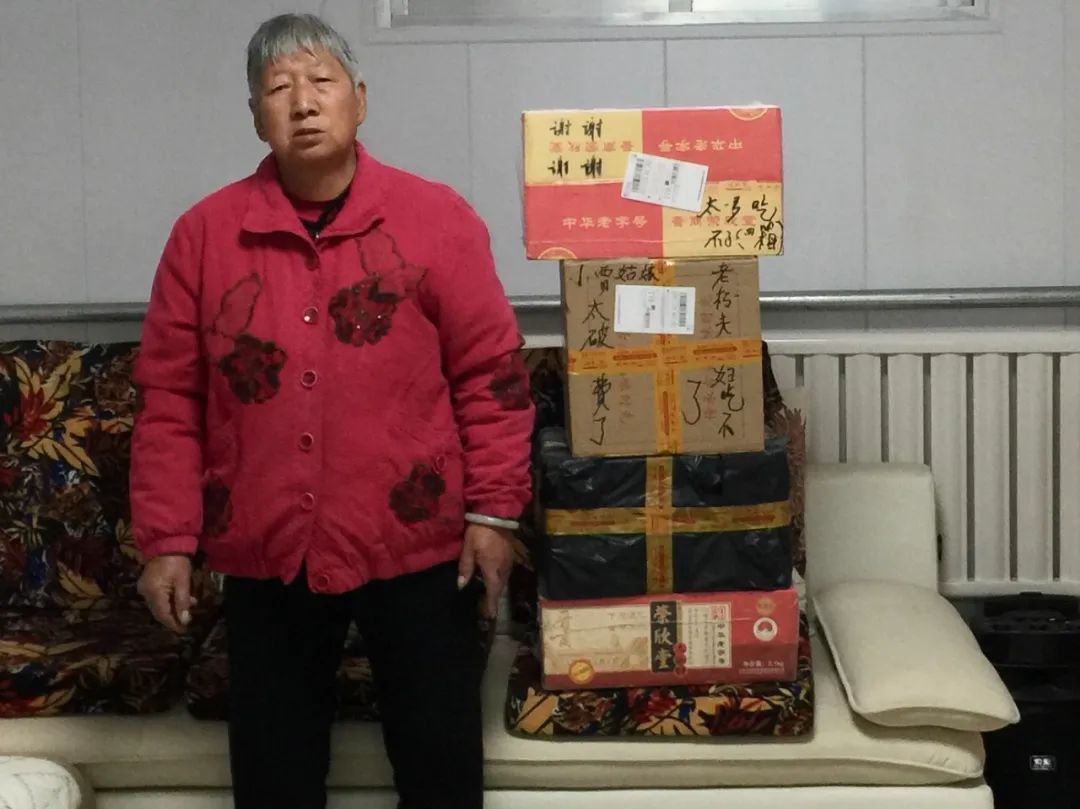 她不过是指了个路