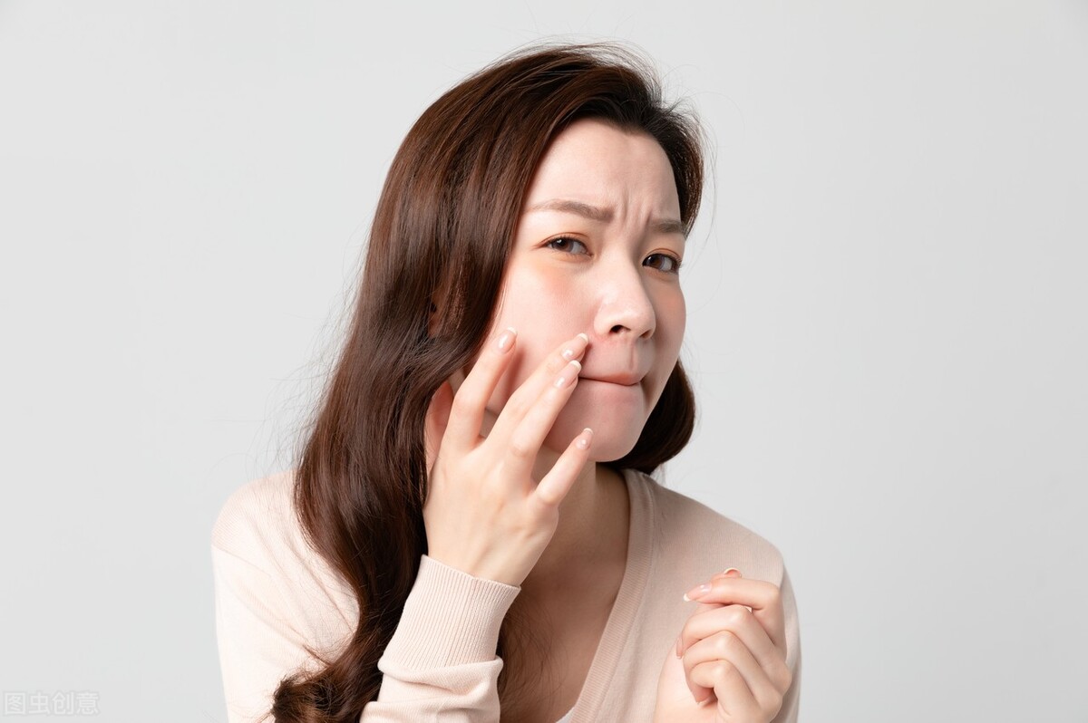 脸上皮肤干燥脱皮又长痘是啥原因,皮肤干燥长痘什么原因