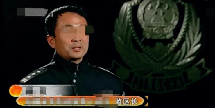 男子和妻子嬉戏打闹,男子和妻子打闹不料摔倒