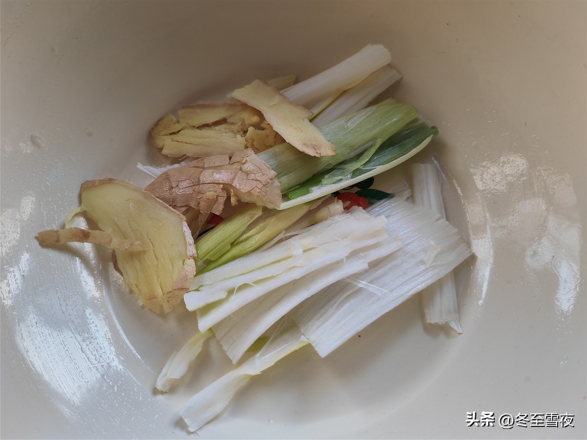 小鱼怎样炸好吃？教你小技巧，炸得金黄香酥入味又不腥，吃着真香