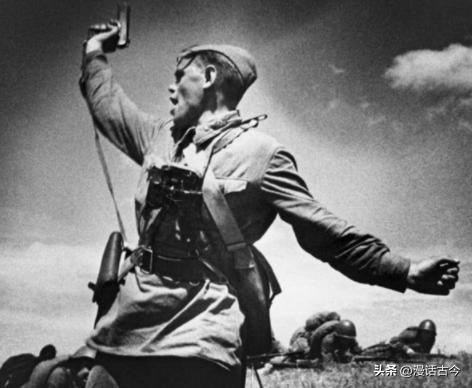 女子穿日军军服拍照被抓,女子身着日本侵华军装露脸